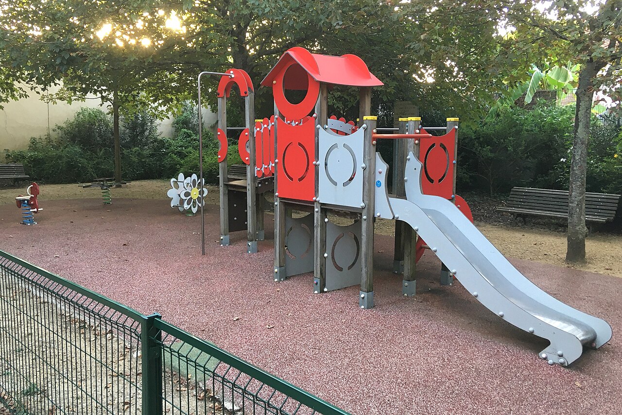 Photo associée à Aire de jeux dans la source
