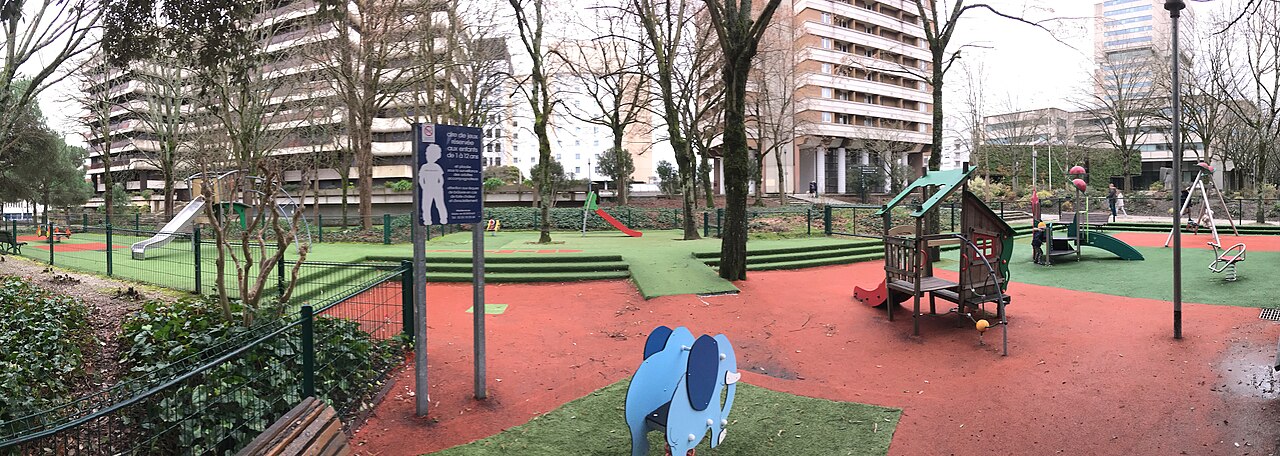Photo associée à Aire de jeux dans la source