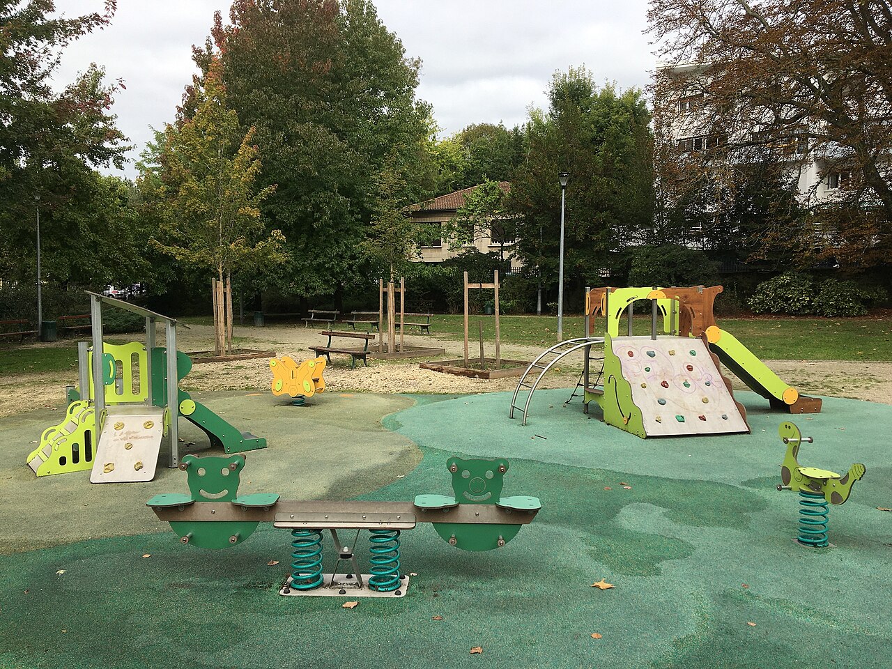 Photo associée à Aire de jeux dans la source
