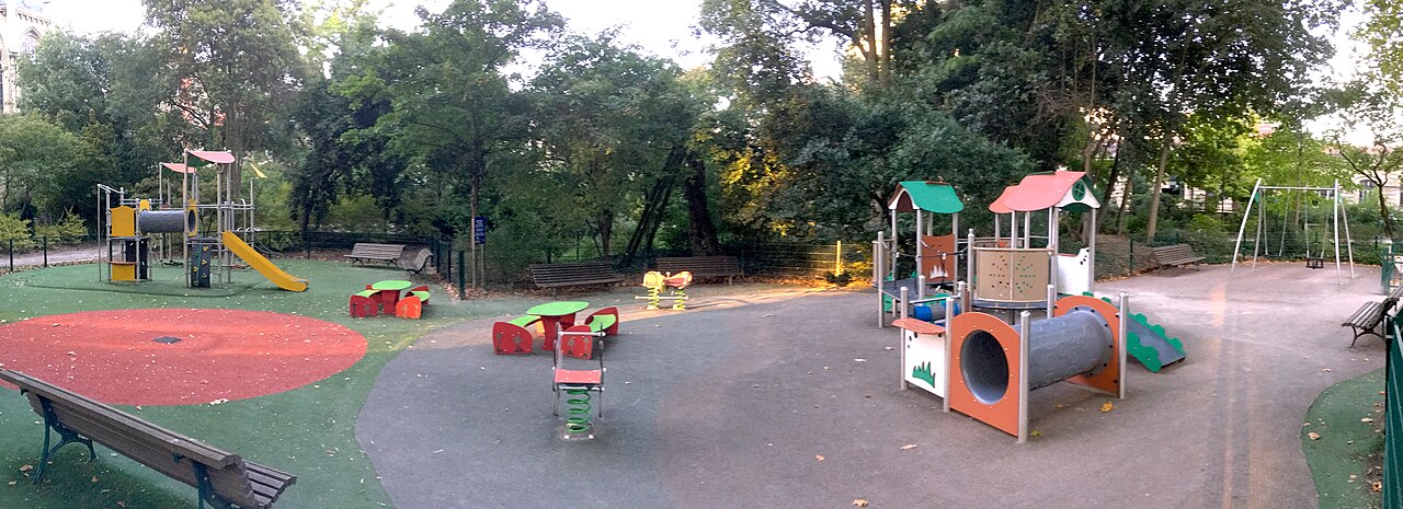 Photo associée à Aire de jeux dans la source