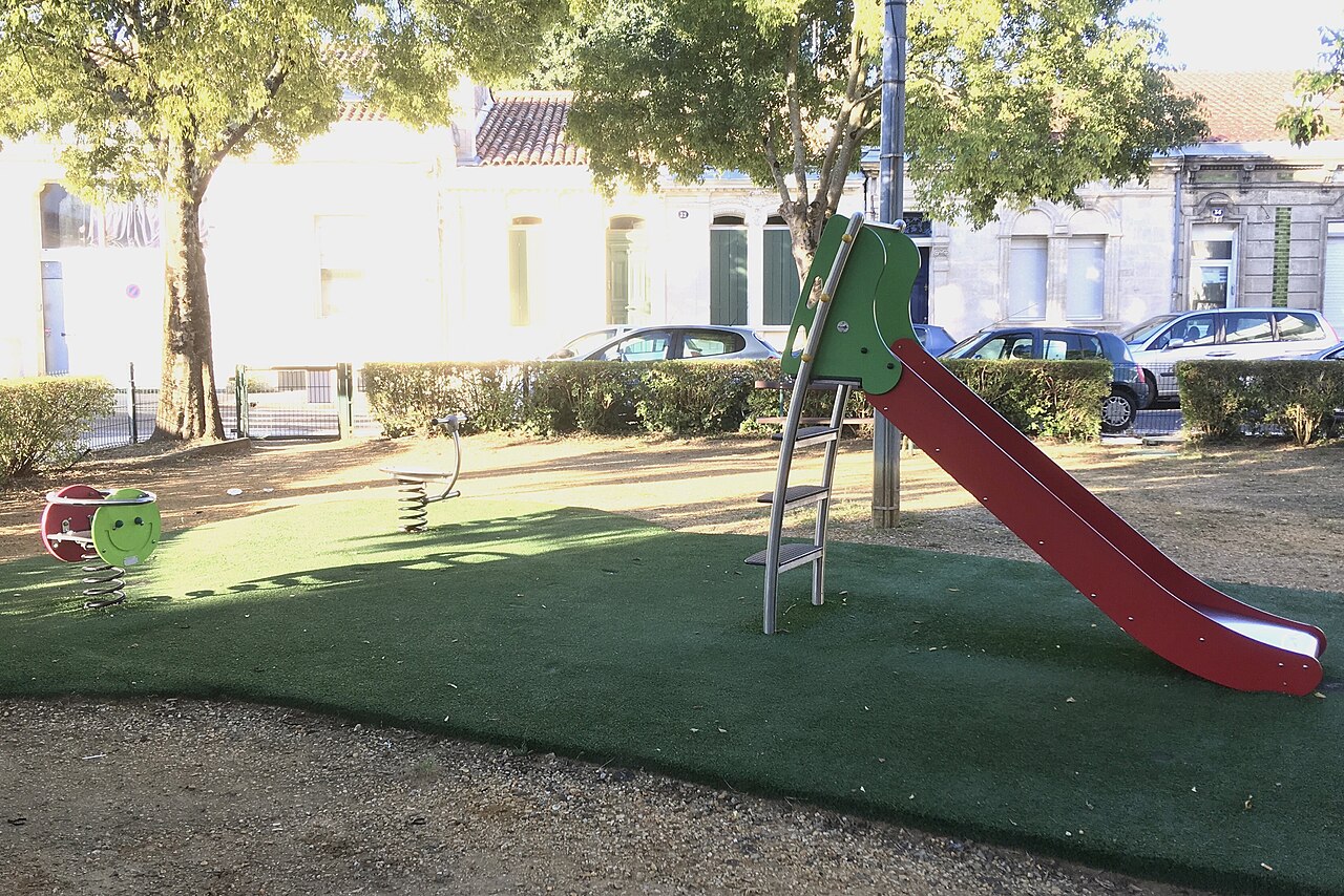 Photo associée à Aire de jeux dans la source