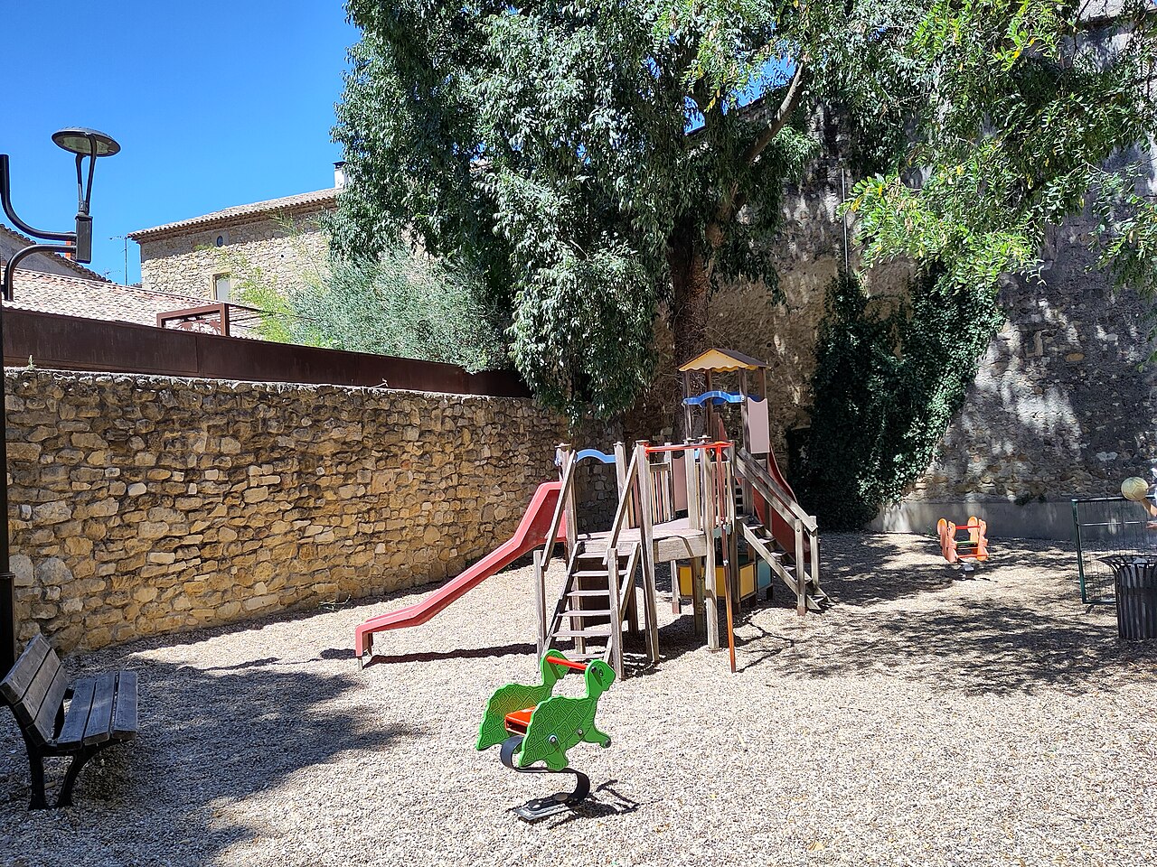 Photo associée à Aire de jeux dans la source