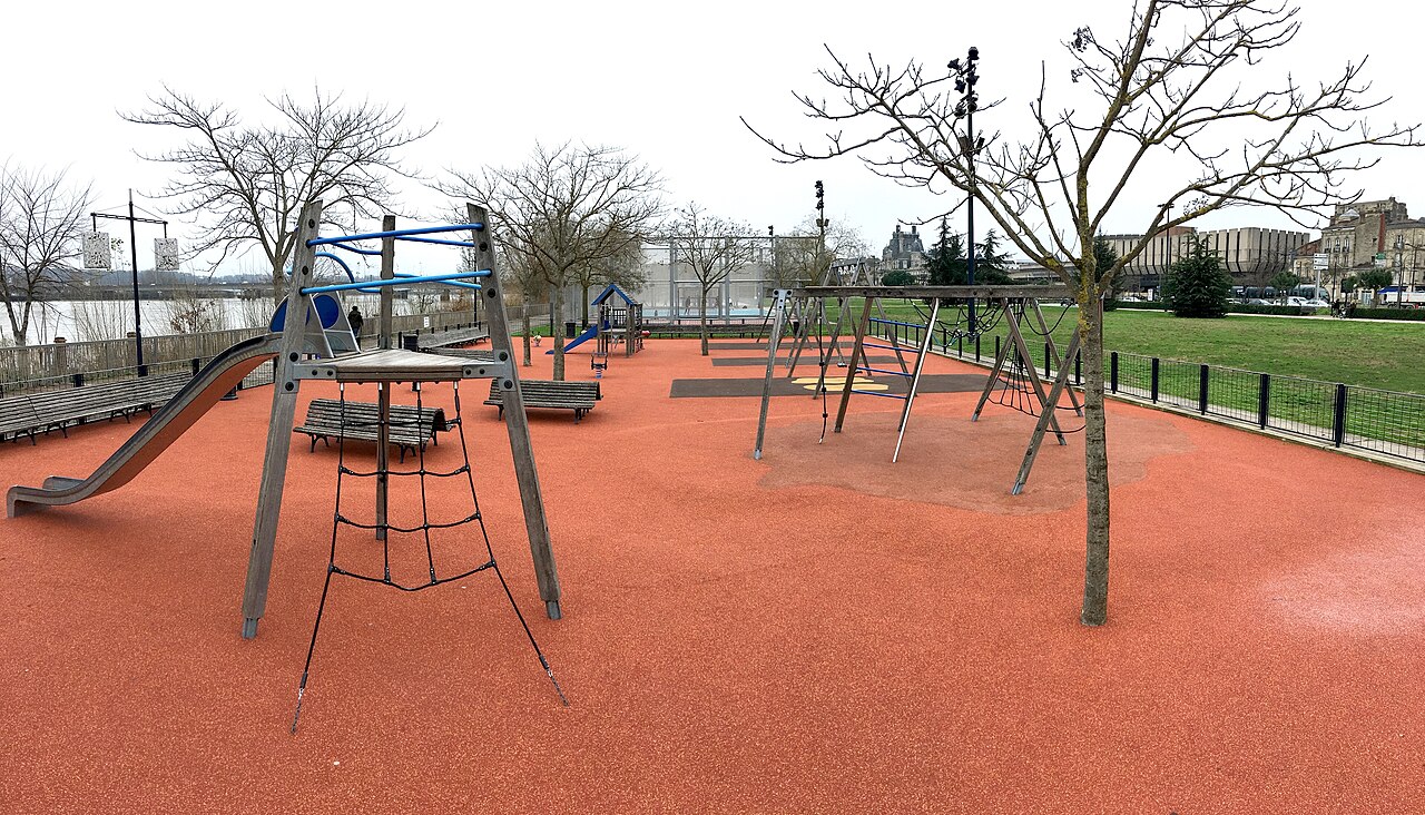 Photo associée à Aire de jeux dans la source