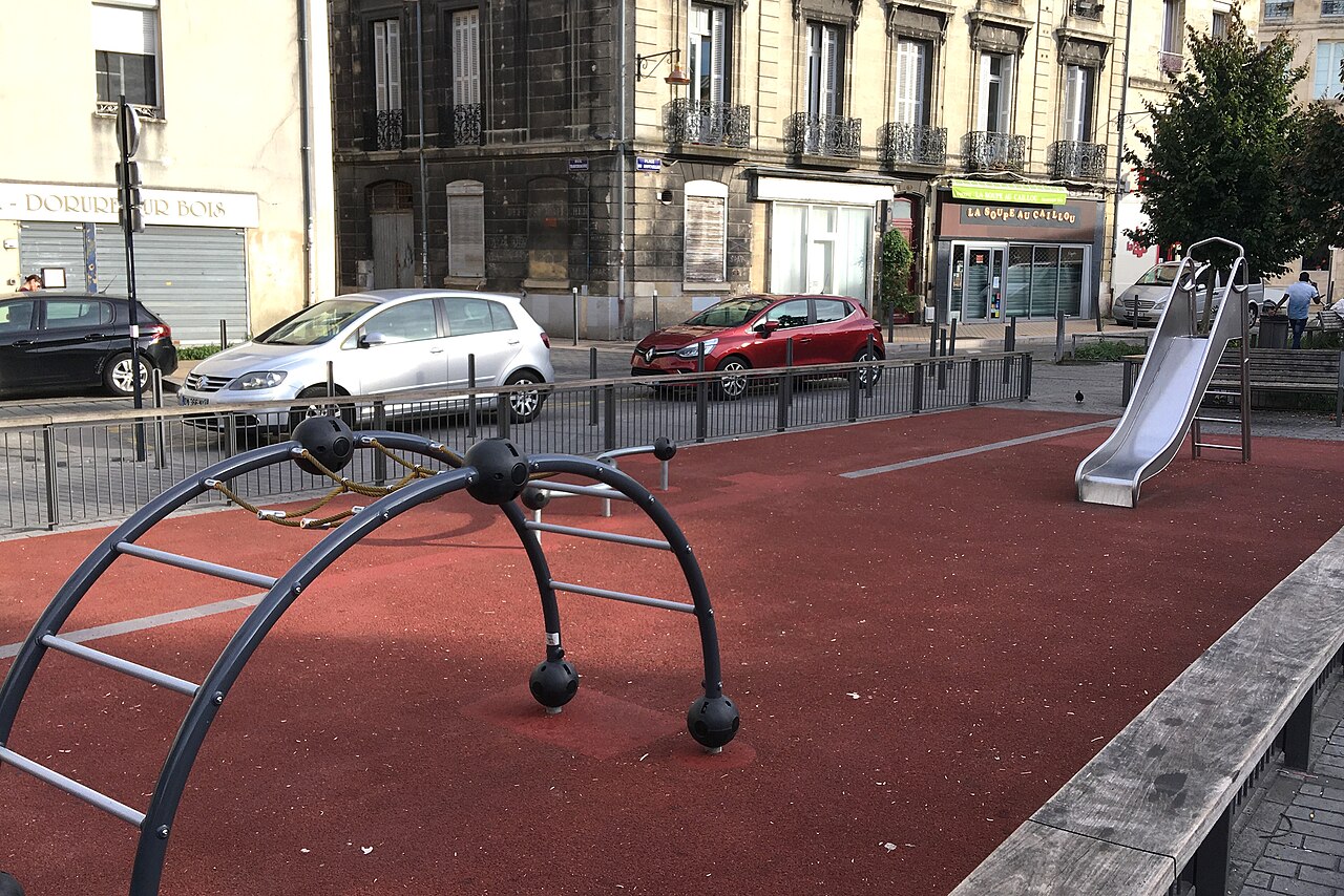 Photo associée à Aire de jeux dans la source