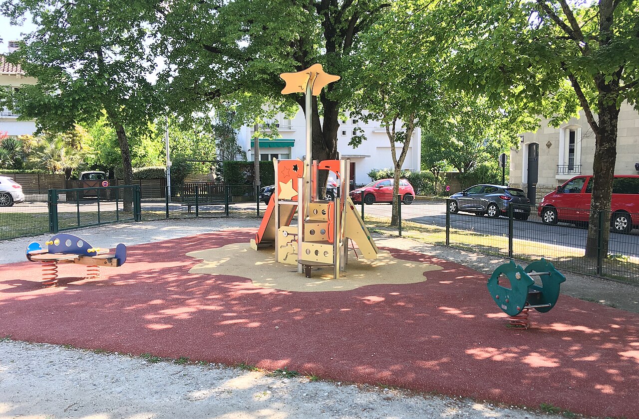 Photo associée à Aire de jeux dans la source