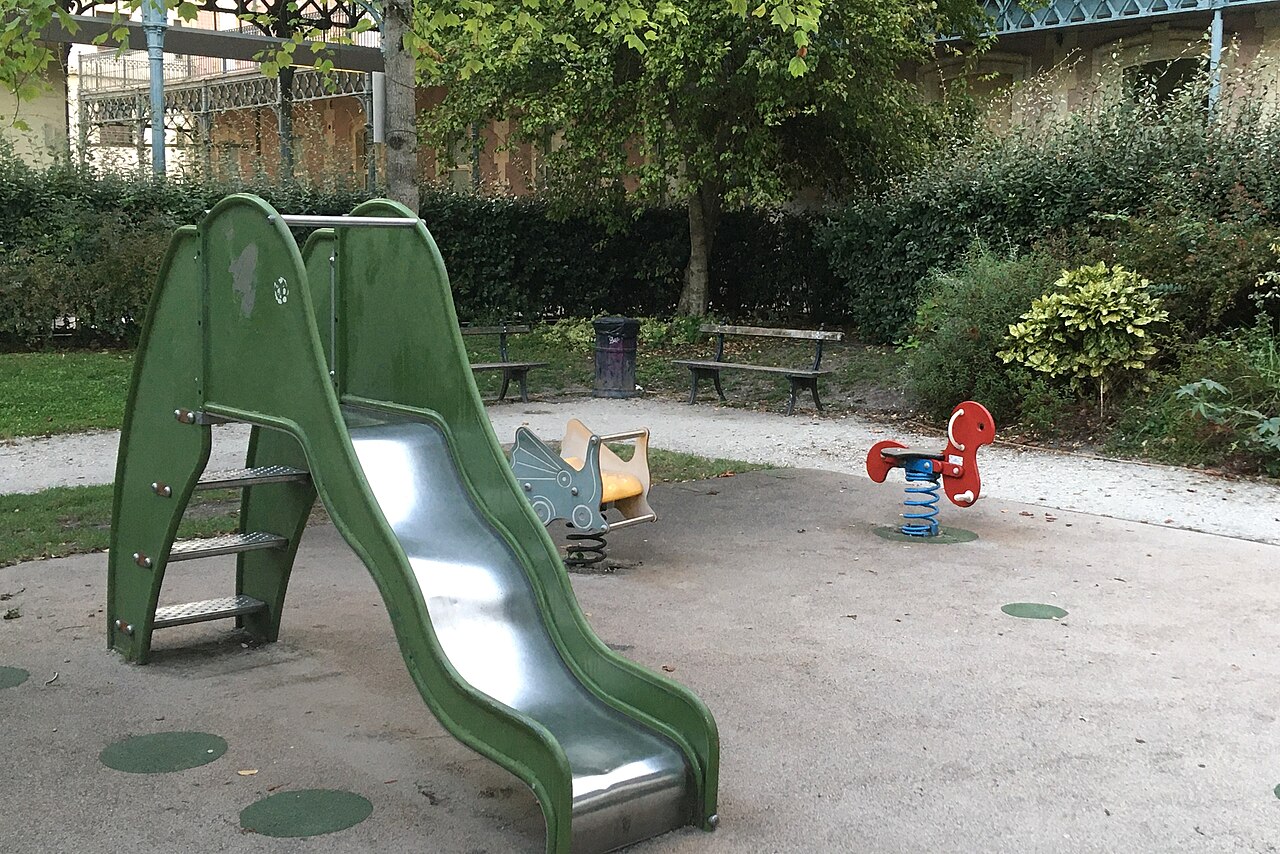 Photo associée à Aire de jeux dans la source