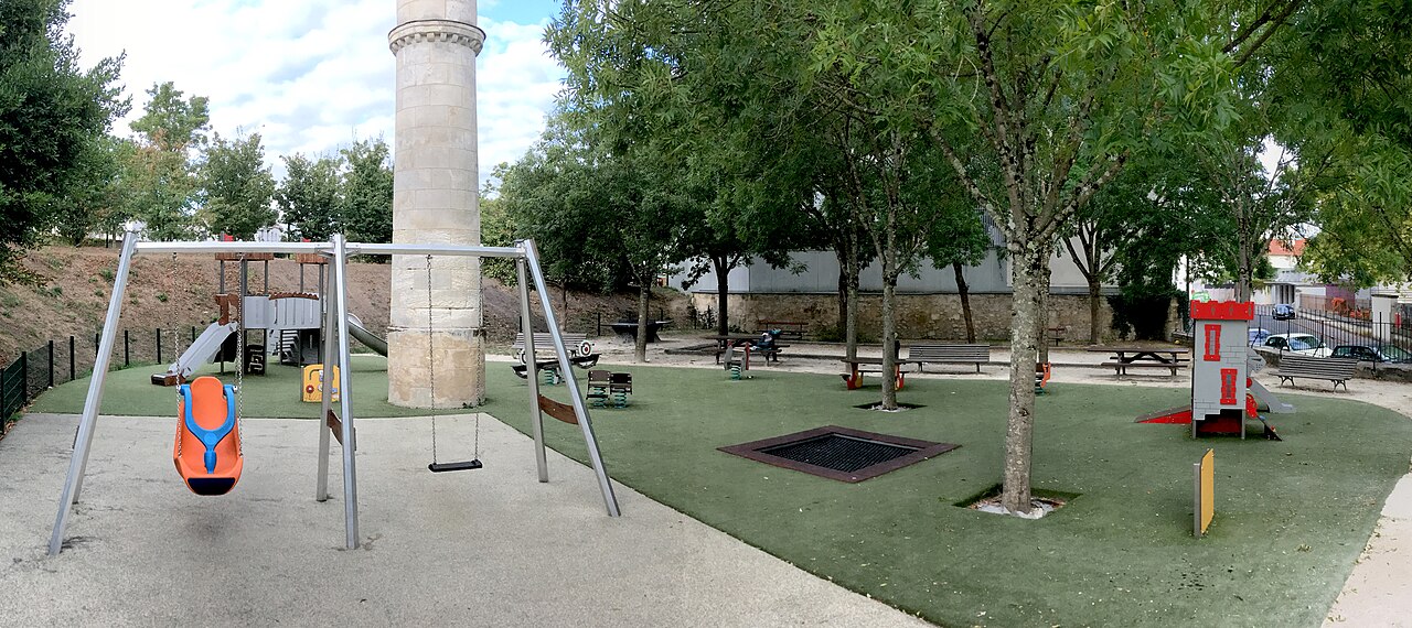 Photo associée à Aire de jeux dans la source