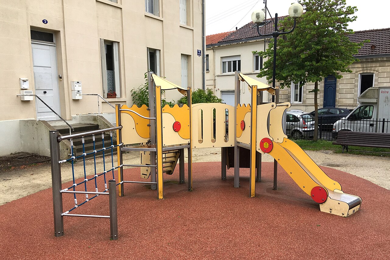 Photo associée à Aire de jeux dans la source